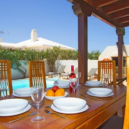 Βίλα In Playa Blanca Sleeps 8 Includes Swimming Pool Air Con And Wifi 6