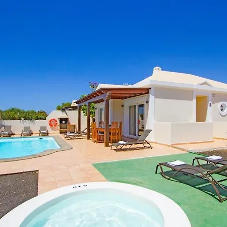 In Playa Blanca Sleeps 8 Includes Swimming Pool Air Con And Wifi 6 Βίλα